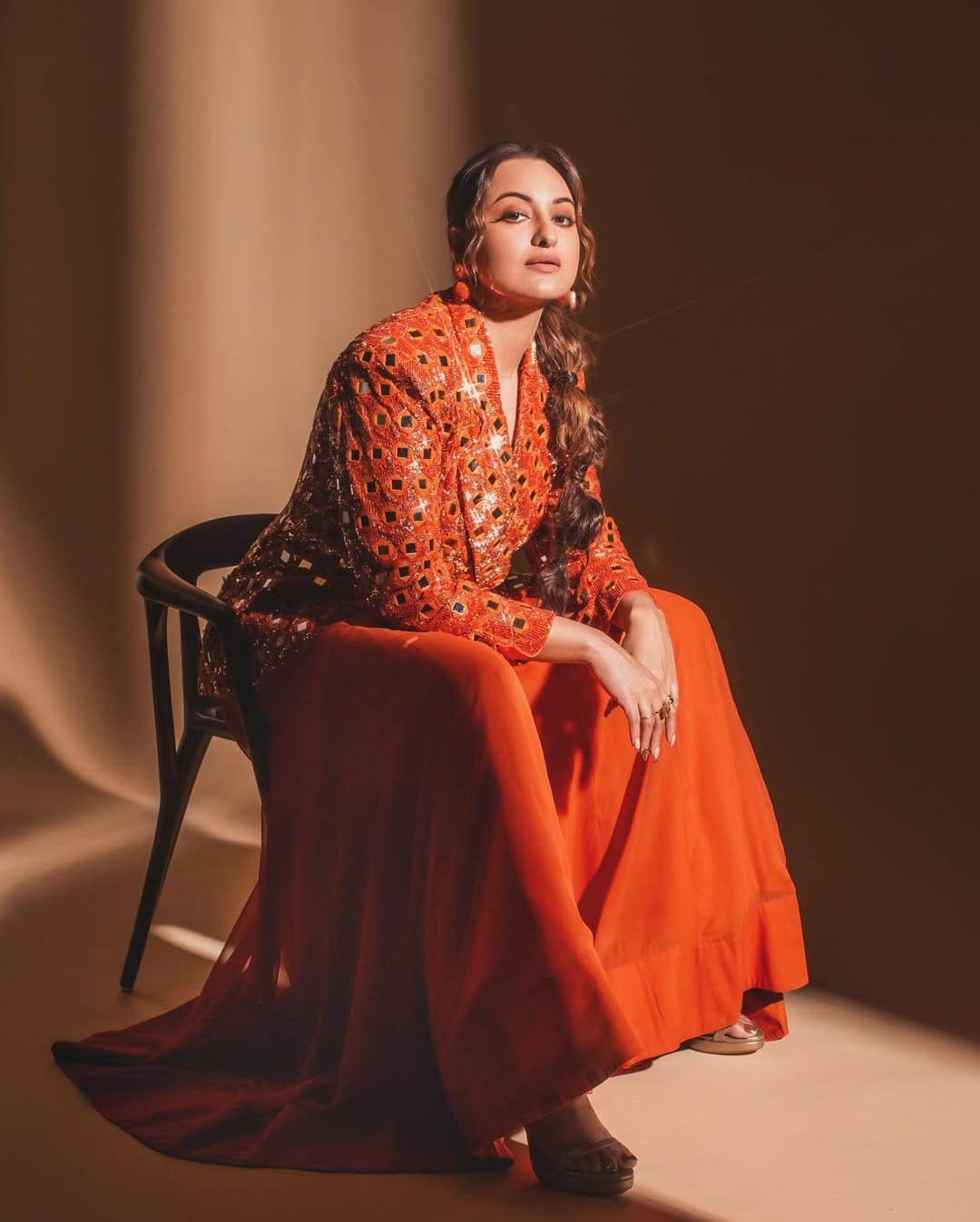 8 Celeb Inspired Orange Ethnic Outfit For Navratri Day 7